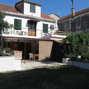 guesthouse-trogir-proto.hotels-in-trogir.com/